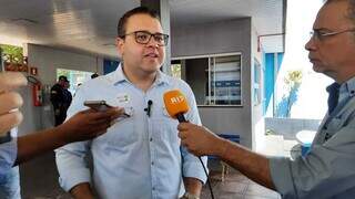 Prefeito de Dourados Alan Guedes fala com repórteres ao chegar para votar (Foto: Sidnei Bronka)