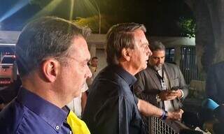 Presidente Jair Bolsonaro (PL) ao lado do filho Flávio Bolsonaro durante live neste domingo. (Foto: Reprodução)