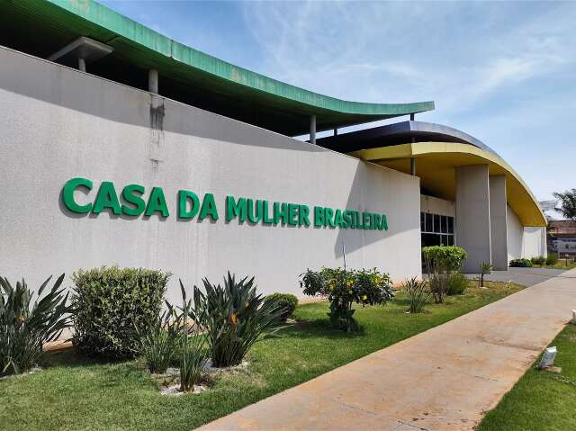 Homem surta durante jogo de futebol e ataca mulher com facada no pesco&ccedil;o