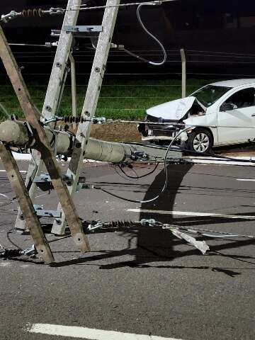 Ap&oacute;s colis&atilde;o, poste cai e interdita trecho da Avenida Nelly Martins