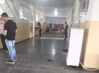 Escola onde Márcia Gamarra mora já estava vazia por volta das 15h20. (Foto: Direto das Ruas)