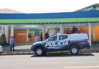 Viatura da polícia em frente a seção eleitoral no bairro Chácara Cachoeira. (Foto: Paulo Francis)