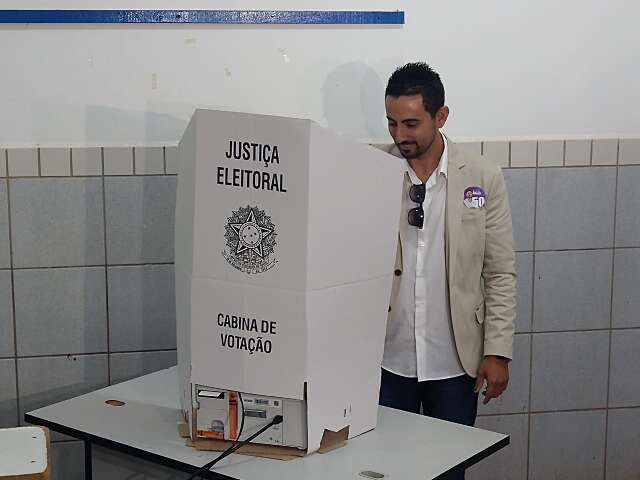 Ao votar, candidato do Psol anuncia pr&eacute;-candidatura a prefeito da Capital 