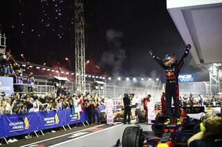Sérgio Perez comemorando a vitória em Singapura (Foto: Divulgação: Fórmula 1)