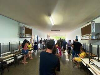 Eleitores fazem fila em escola do Jardim Flórida, em Dourados (Foto: Victor Marques)