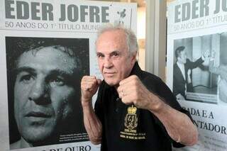 Éder Jofre com cartazes que relembram vitoriosa carreira (Foto: Divulgação)