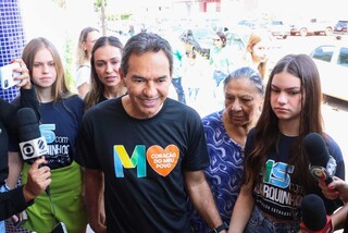 Ex-prefeito e candidato ao governo Marquinhos Trad (PSD), a esposa Tatiana Trad, duas filhas e funcionária da família (Foto: Henrique Kawaminami)