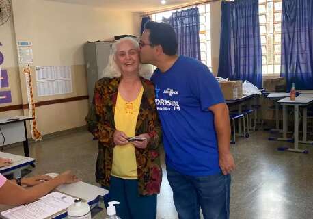 Aos 88 anos, viúva de Pedro Pedrossian faz questão de exercer o voto