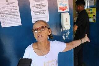 Neuza Souza Medeiros, de 68 anos, protesta contra furada de fila por outro idoso. (Foto: Marcos Maluf)