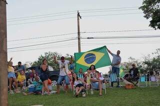Grupo de eleitores de Jair Bolsonaro (PL) aguardam conclusão da apuração. (Foto: Paulo Francis) 