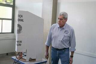 André vota na Escola Lúcia Martins Coelho. (Foto: Marcos Maluf)