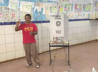 Candidato do PCO, Magno de Souza, após votação. (Foto: Helio de Freitas)