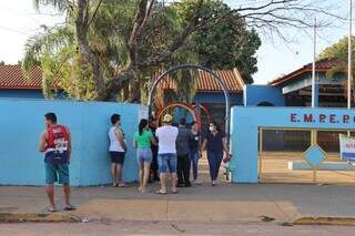 Eleitores em frente à Escola Municipal, que fechou portões às 16h. (Foto: Paulo Francis)