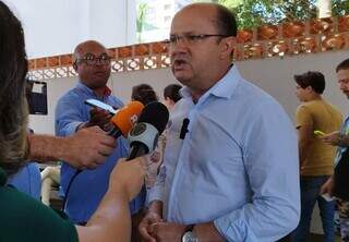 Barbosinha fala com jornalistas antes de votar nesta manhã em Dourados. (Foto: Sidnei Bronka)