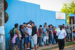 Eleitores aguardando na fila para votar na Escola Municipal Professora Maria Lúcia Passarelli (Foto: Henrique Kawaminami)