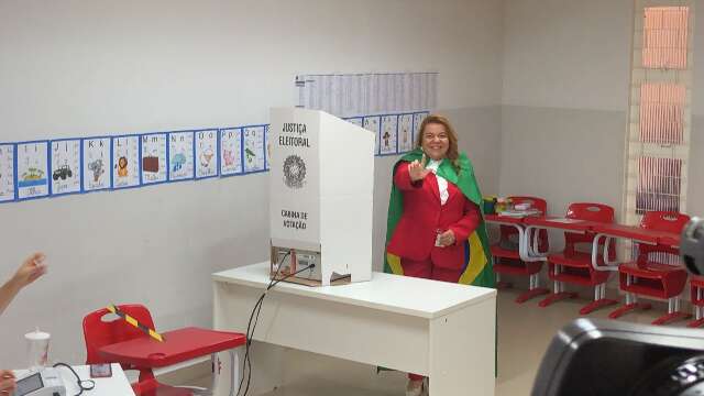 De vermelho e verde e amarelo, Giselle Marques vota na Capital