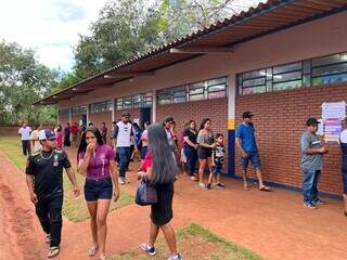 Escola que fica na aldeira Jaguapiru é a maior zona eleitoral indígena de Dourados. (Foto: Helio de Freitas)