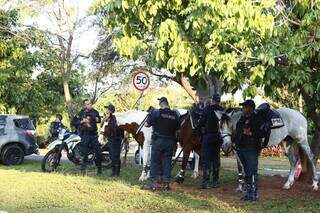 Forte policiamento próximo do TRE-MS, em Campo Grande. (Foto: Alex Machado)