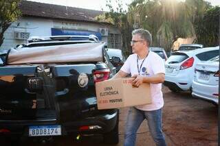 Urna sendo levada para unidade de votação em Campo Grande. (Foto: Henrique Kawaminami)