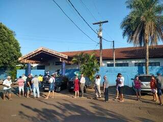 Logo cedo, fila de eleitores na porta de escola municipal no Bairro Santa Luzia. (Foto: Cleber Gellio)