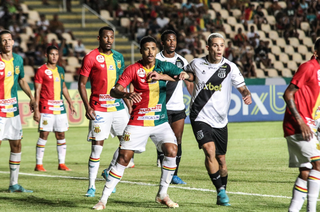 Jogadores em campo durante a partida desta noite. (Foto: Ronald Felipe/Sampaio Corrêa)