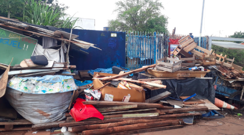 “Não dá para ver nem a casa”, reclama vizinha de idosos que acumulam lixo