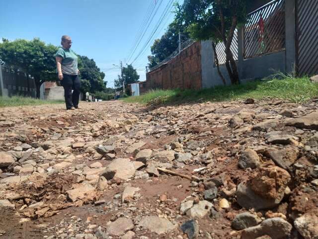Moradora paga R$ 300 para ter cascalho em rua sem asfalto: &ldquo;Estamos a Deus-dar&aacute;&rdquo;