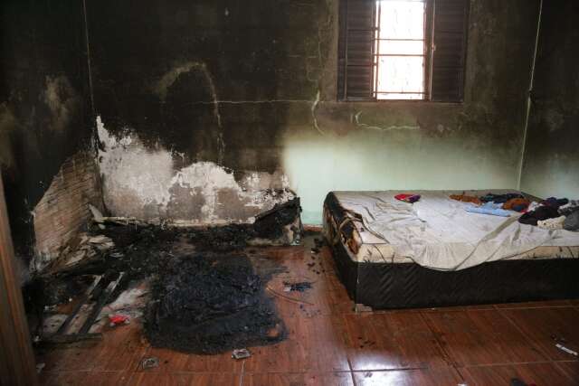 Casal acende vela &agrave; Nossa Senhora Aparecida e casa pega fogo