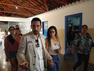 Adonis Marcos de Souza ao lado da esposa na eleição de ontem. (Foto: Cleber Gellio)