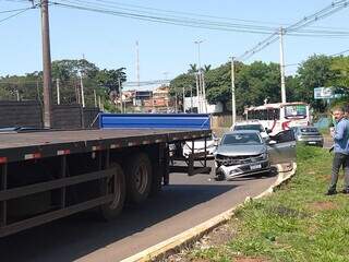 Caminhão plataforma arrastou veículo ao acessar faixa na Avenida Zahran (Foto: Cleber Gellio)