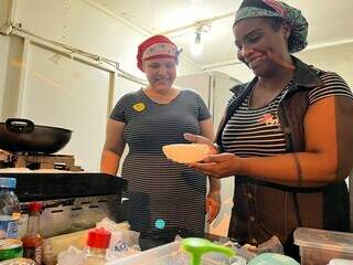 Venezuelana conta que também faz empanadas em Dourados. (Foto: Helio de Freitas)