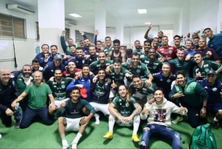 Elenco do Guarani reunido após o jogo. (Foto: GuaraniFC/Reprodução/Twitter)