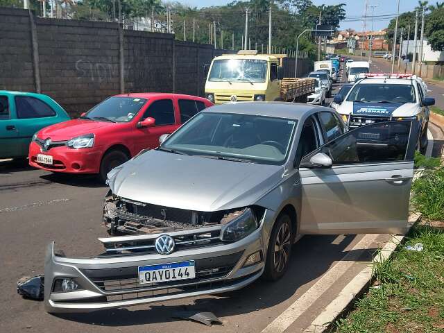 Acidente com carro e caminh&atilde;o complica tr&acirc;nsito na Zahran com a Joaquim Murtinho
