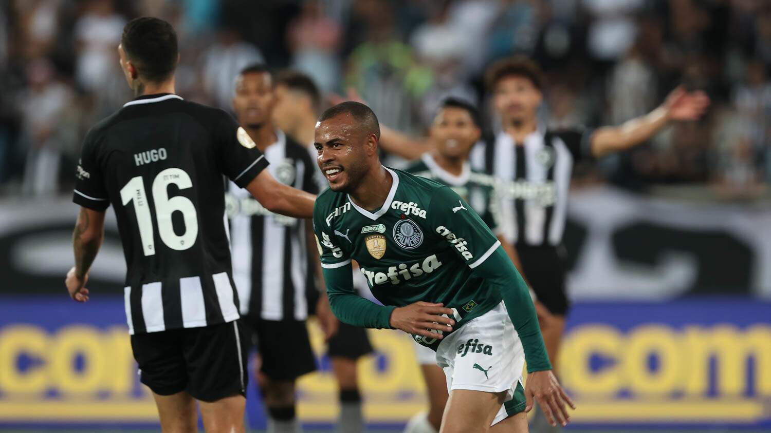 Botafogo abre o placar nos acréscimos, mas cede empate para o Coritiba e vê  Palmeiras com a mão na taça