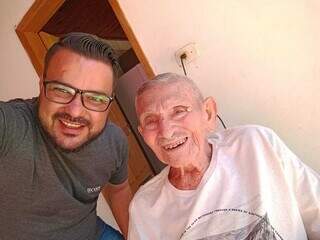 Vinícius Fernandes com o avô, que agora é motivo de saudade. (Foto: Arquivo pessoal)