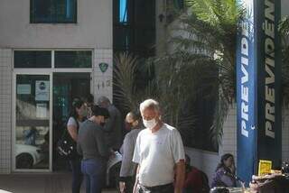 Movimentação de beneficiários em frente ao prédio do INSS em Campo Grande (Foto: arquivo / Campo Grande News) 