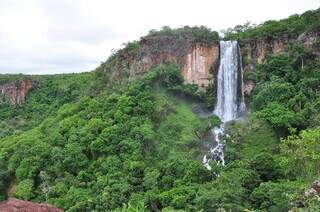 Cachoeira Água Branca com 86 metros de altura, um dos atrativos ainda pouco conhecido em Pedro Gomes, no norte de Mato Grosso do Sul (Foto: Reprodução)
