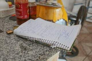 Caderno onde ela anota todos os pedidos e ingredientes que precisa comprar. (Foto: Marcos Maluf)