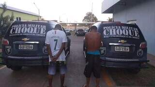 Dois dos três acusados quando foram presos pelo Batalhão de Choque da PM. (Foto: Divulgação | Arquivo)
