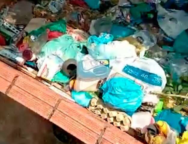 Lixo acumulado em casa no Jardim Centro Oeste prejudica vizinhan&ccedil;a