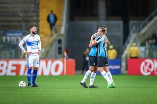 Jogadores em campo durante a partida desta noite. (Foto: Lucas Uebel / Grêmio FBPA)