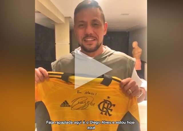 Leil&atilde;o: goleiro do Flamengo doa camiseta para ajudar pessoas com defici&ecirc;ncia 