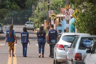 Equipe do IBGE, na comunidade Tia Eva, em Campo Grande (Foto: Marcos Maluf)