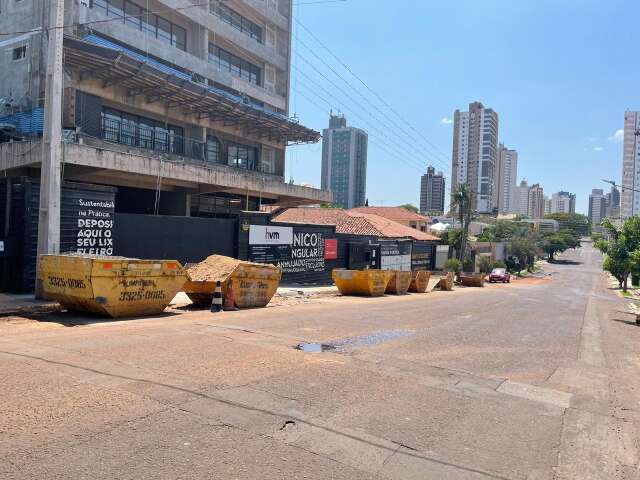 Sem fiscaliza&ccedil;&atilde;o, obras usam mais que o dobro permitido de ca&ccedil;ambas nas ruas 