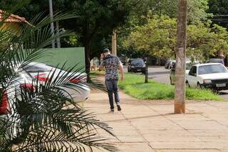 Homens executam dono de conveniência a tiros Homens executam dono de conveniência a tiros