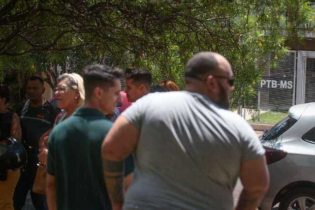 Cabos eleitorais protestam em frente a diret&oacute;rio contra atraso no pagamento