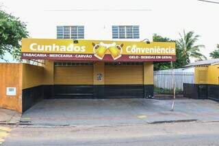 Homens executam dono de conveni&ecirc;ncia a tiros