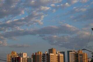 Céu com algumas nuvens na manhã desta terça-feira na Capital (Foto: Henrique Kawaminami)
