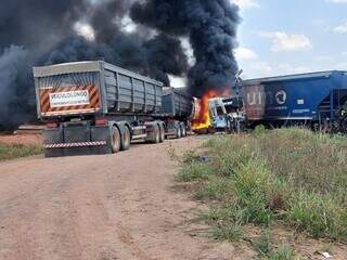 Caminhão pegando fogo após colisão em Cassilândia. (Foto: Divulgação / Bombeiros)