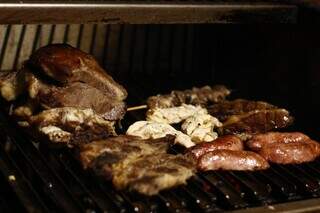 Carne é preparada na parrilha antes de chegar ao prato do consumidor. (Foto: Alex Machado)